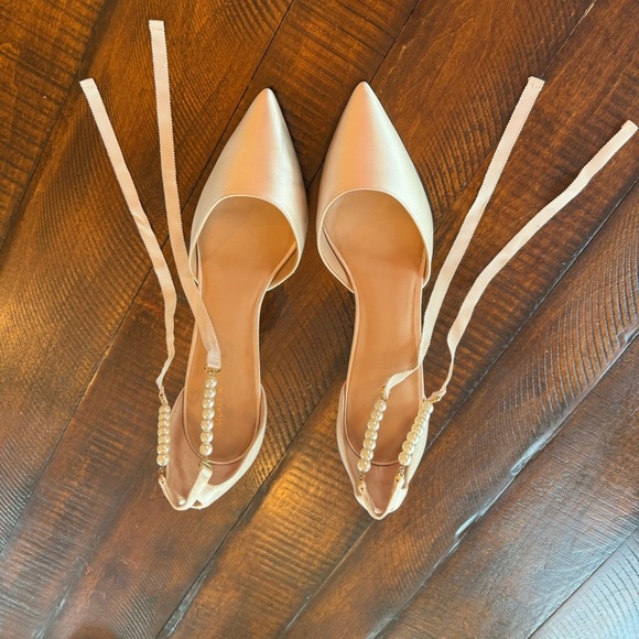 STUART WEITZMANN Cream Heels with Pearl Ankle Strap, Elegant Design - Picture 4 of 15